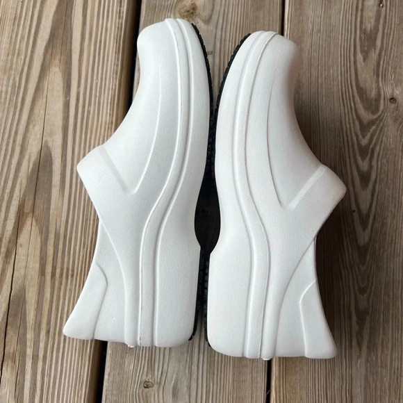 CROCS White Mules & Clogs Minimalist Design - Picture 2 of 8